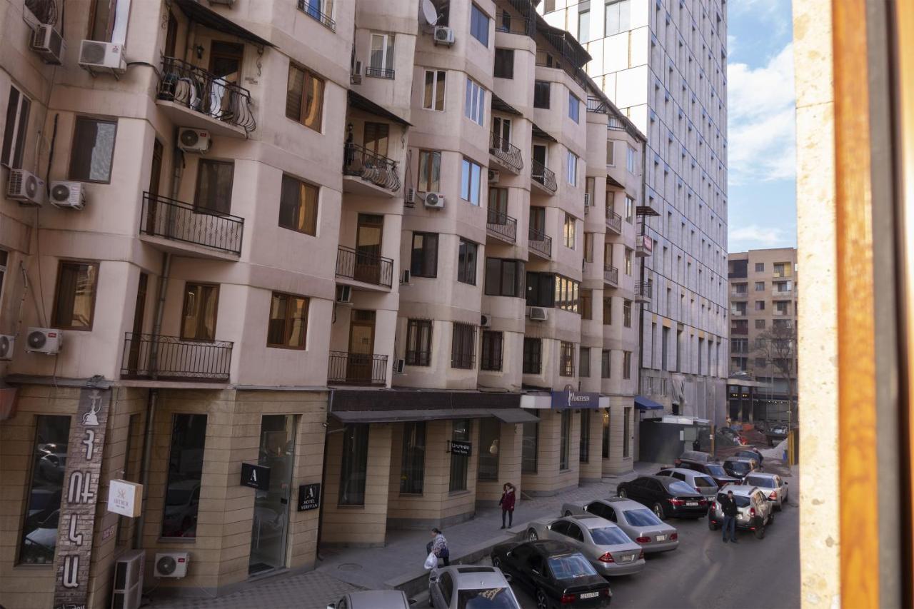 Midcity Hostel Ереван Екстериор снимка